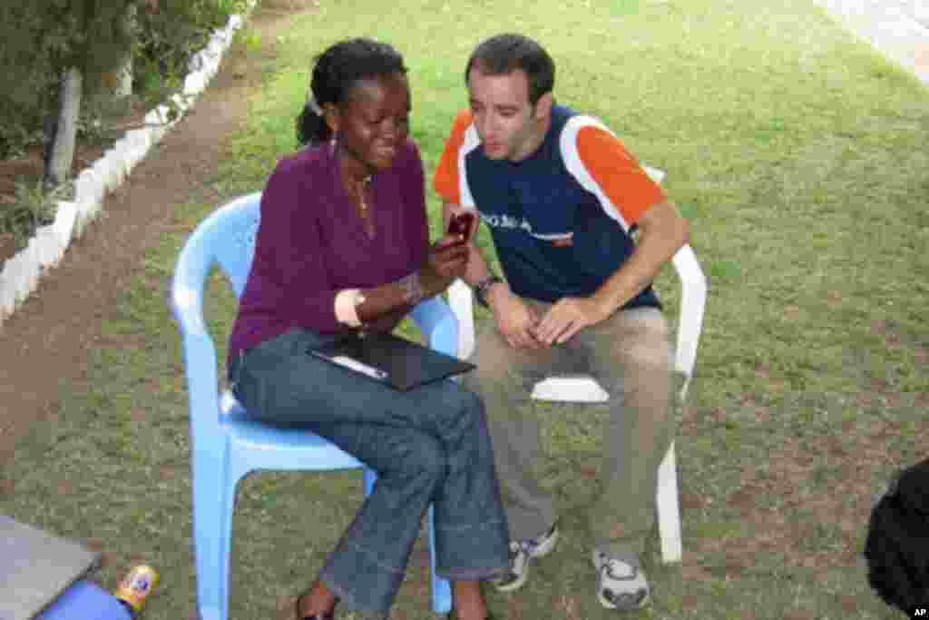 Landrine, Citizen Journalist in Likasi, DRC, listens to Nicolas Pinault's directions on programming her phone (November 2011)