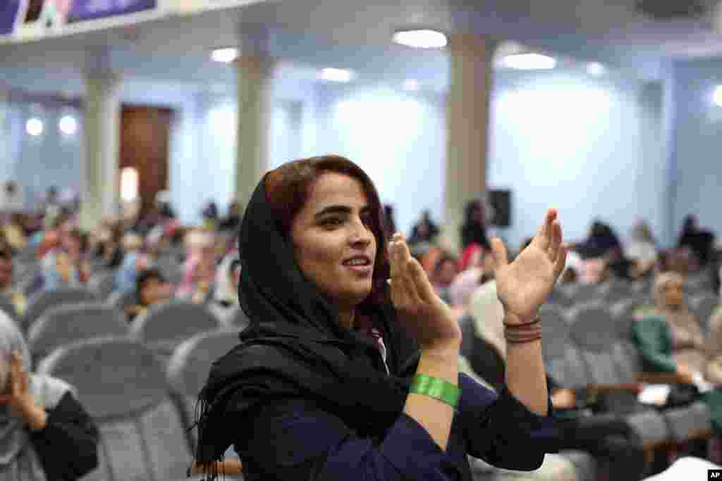 این زن جوان در کارزار تبلیغاتی اشرف غنی رئیس جمهوری فعلی افغانستان شرک کرده است. قرار است انتخابات در اواخر سپتامبر برگزار شود و فعالیت نامزد ها شروع شده است. پیش بینی می شود اشرف غنی و عبدالله عبدالله اصلی ترین رقبا باشند.