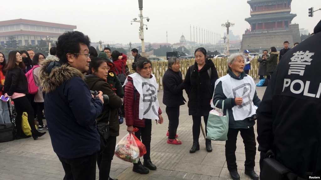 资料照：在中国全国政协会议开幕前告状民众出现在北京天安门广场旁。（2018年3月3日）