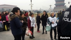 资料照：在中国全国政协会议开幕前告状民众出现在北京天安门广场旁。（2018年3月3日）
