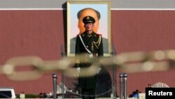 지난 12일 중국 톈안먼광장에서 경계 근무 중인 군인. (자료사진)