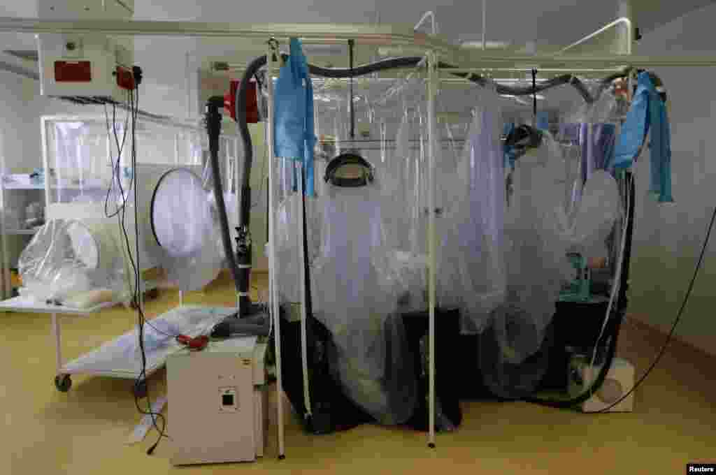 영국 런던 로얄프리병원이 에볼라 감염 환자를 치료할 경우에 대비해 격리 치료실을 설치했다.