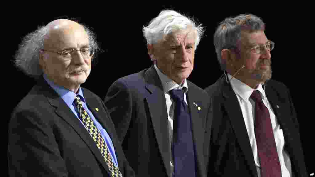 Fizika üzrə Nobel mükafatı laureatları (soldan sağa) F. Duncan Haldeyn, Devid Thouless və J. Maykl Kosterlitz