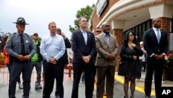 El gobernador de Virginia, Ralph Northam (centro), asiste a una vigilia en respuesta a un tiroteo en un edificio municipal en Virginia Beach, Virginia. 1 de junio de 2019.