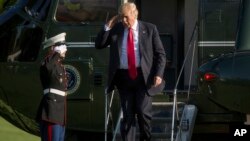 Predsednik Donald Tramp izlazi iz predsedničkog helikoptera Marine One na dolasku u Belu kuću, 28. aprila 2017. 