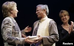 Peraih Nobel dan perintis pinjaman mikro, Muhammad Yunus, bersalaman dengan mantan Menteri Luar Negeri AS Hillary Clinton. (Foto: Reuters)