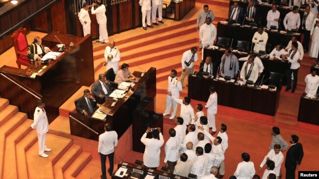 2018年11月14日，斯里蘭卡議員在斯里蘭卡科倫坡舉行的議會會議期間，在議長拉賈帕克薩面前辯論。