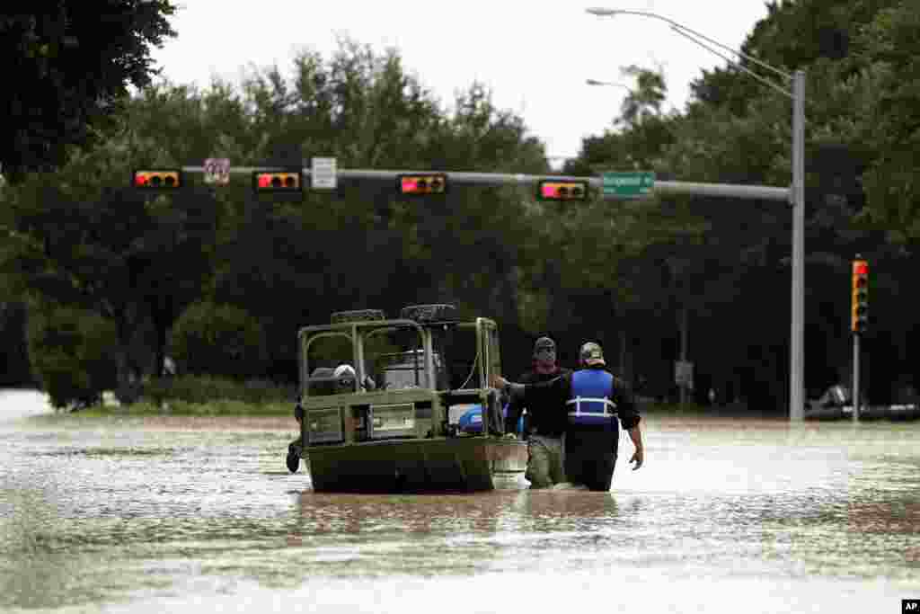 حضور امدادگران در نقاط مختلف تگزاس برای نجات افرادی که در مناطق سیل زده گرفتار شده اند.