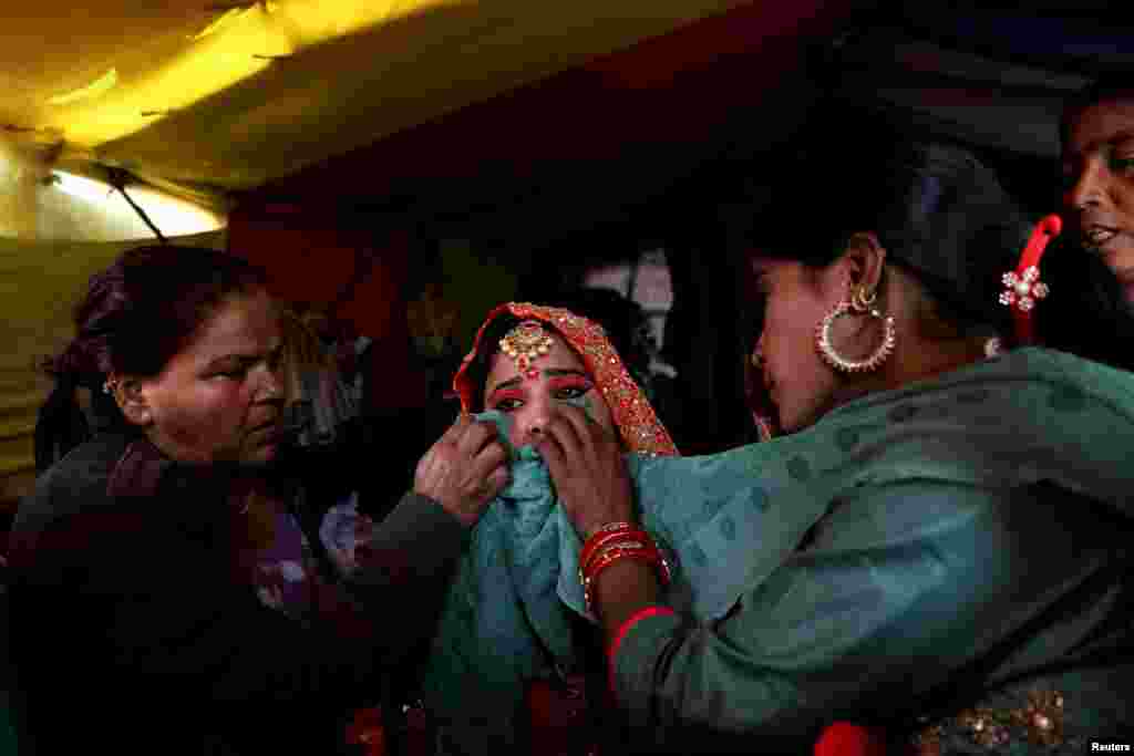 بھارت پہنچنے والی ایک 18 سالہ خاتون آشا کی شادی کا منظر۔ وہ شادی کے بعد بھی دوسرے علاقوں میں منتقلی تک انہی عارضی کیمپوں میں ہی رہیں گی۔ &nbsp;