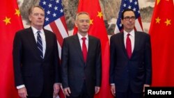 스티븐 므누신 미국 재무장관(왼쪽부터)과 류허 중국 부총리, 로버트 라이트하이저 미국 무역대표부(USTR) 대표가 지난 3월 베이징 댜오위타이 국빈관에서 무역협상에 앞서 기념촬영을 했다.