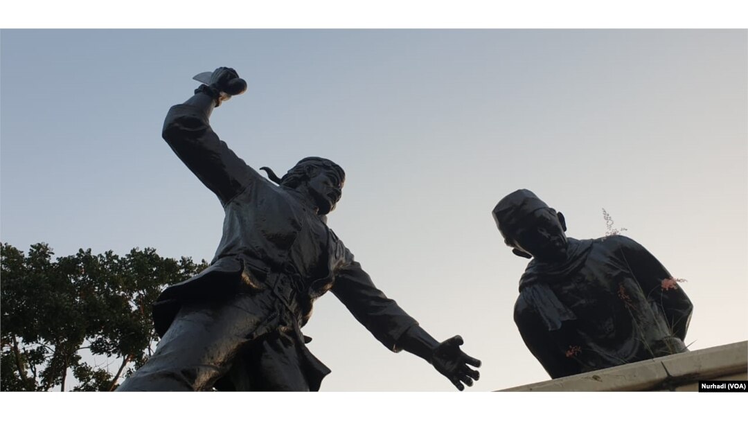 Patung yang menggambarkan Muso mengeksekusi Kyai Husen di Monumen Kresek, Madiun. (Foto:VOA/ Nurhadi)
