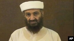 ຮູບນາຍ Osama bin Laden ຈາກວີດີໂອ ທີ່ນຳອອກເຜີຍແຜ່ໂດຍ ທຳນຽບ 5 ແຈຂອງສະຫະລັດ (7 ພຶດສະພາ 2011)