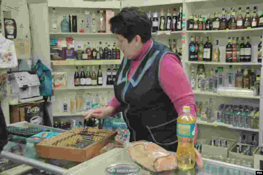 A cashier uses an abacus at one of the few commercial establishments inside the exclusion zone, Chernobyl, Ukraine, March 19, 2014. (Steve Herman/VOA)