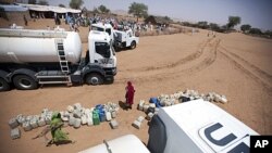 Magari ya UN yakisambaza msaada wa maji huko Darfur
