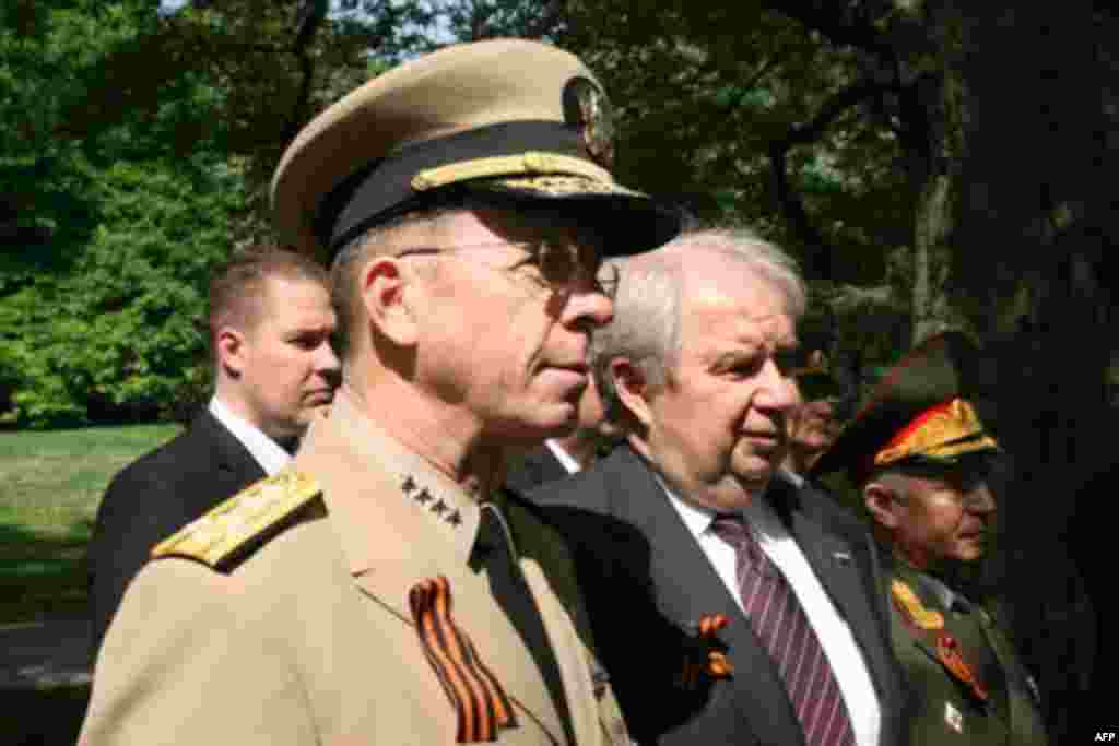 Военачальники России и США возложили венки на Арлингтонском кладбище