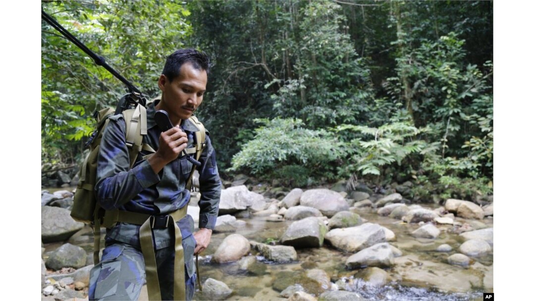 Seorang anggota tim penyelamat dalam operasi pencarian remaja Inggris yang dilaporkan hilang di sebuah hutan di Seremban, Negeri Sembilan, Malaysia, 8 Agustus 2019.