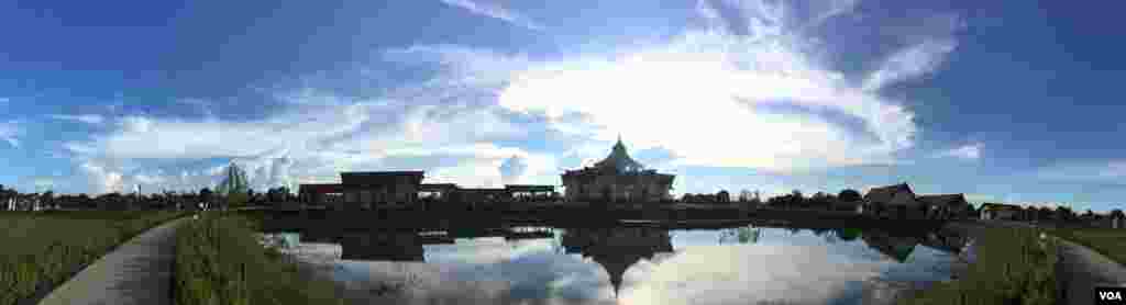 រូបភាពទេសភាពទាំងមូលនៃទីសក្ការៈគោរពបូជា Baha'i ពេលល្ងាច។ (រិទ្ធី ឧត្តម/VOA)