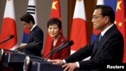 지난 1일 한국 청와대에서 리커창 중국 총리(오른쪽부터), 박근혜 한국 대통령, 아베 신조 일본 총리가 한일중 정상회담을 가진 후 공동 기자회견을 하고 있다. 