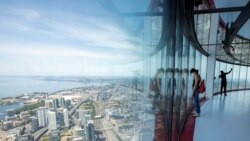 Posetioci gledaju panoramu Toronta sa visine od 553 metara, na vrhu slavne kule "CN Tower". Kula je bila zatvorena zbog restrikcija uvedenih da bi se sprečilo širenje Kovida 19.