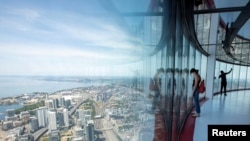 Scènes panoramique de Toronto depuis la tour CN, de 553 mètres de hauteur, Canada, 15 juillet 2020. (REUTERS/Carlos Osorio)