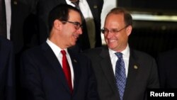 រូបឯកសារ៖ លោក Steven Mnuchin រដ្ឋមន្រ្តី​ក្រសួង​ហិរញ្ញវត្ថុ​សហរដ្ឋ​អាមេរិក និយាយ​ជាមួយ​លោក Marshall Billingslea ឧបការី​រដ្ឋមន្រ្តី​ហិរញ្ញវត្ថុ​អាមេរិក​ទទួល​បន្ទុក​ឃ្លាំមើល​​ការ​ផ្គត់​ផ្គង់​ហិរញ្ញវត្ថុ​ និងការ​លាង​លុយកខ្វក់​របស់​ក្រុម​ភេរវជន នៅក្នុង​ពេល​ជំនួប​កំពូល​របស់​រដ្ឋមន្រ្តី​ហិរញ្ញវត្ថុ​នៃ​បណ្តា​ប្រទេស G-20 នៅ​ទីក្រុង Buenos Aires ប្រទេស​អាហ្សង់ទីន នៅ​ថ្ងៃទី​២១ ខែកក្កដា ឆ្នាំ២០១៨។