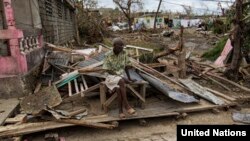 Un vieillard est assis sur ce qui reste des maisons dans l’arrondissement des Cayes après le passage de l’ouragan Matthew, en Haïti, 4 octobre. 