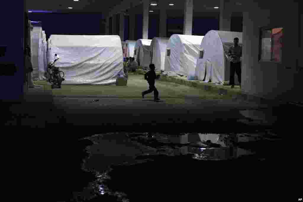 2012年10月7日在叙利亚北部靠近土耳其边界的阿扎兹城一个难民营夜景。(AP)