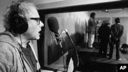 美国佛蒙特州最大的城市伯灵顿市的市长伯尼·桑德斯和支持者唱歌，录制磁带，宣扬其政治理念（1987年11月20日）