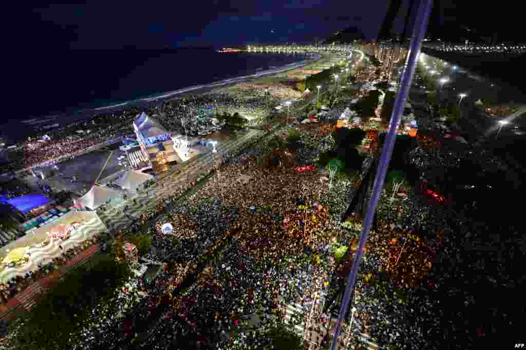 Thousands of young people gather at Rio de Janeiro's iconic Copacabana beachfront on July 25, 2013 for the welcoming of Pope Francis to World Youth Day ceremonies.