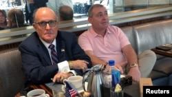 El abogado personal del presidente de Estados Unidos, Donald Trump, Rudy Giuliani, toma un café con el empresario ucraniano-estadounidense Lev Parnas en el Trump International Hotel en Washington, 20 de septiembre de 2019. REUTERS / Aram Roston.