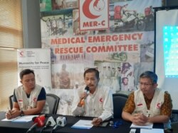 Pendiri MER-C Joserizal Jurnalis (tengah) sedang menjelaskan tentang pendirian rumah sakit di Rakhine, Myanmar dalam jumpa pers di kantornya di Jakarta, Jumat, 29 November 2019. (Foto: Fathiyah Wardah/VOA)