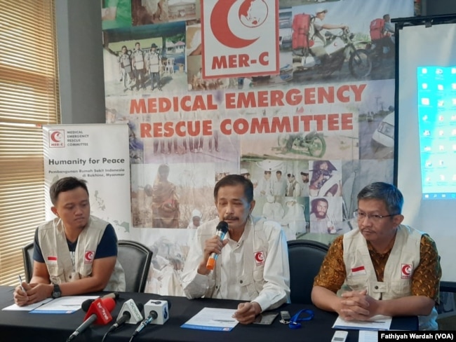 Pendiri MER-C Joserizal Jurnalis (tengah) sedang menjelaskan tentang pendirian rumah sakit di Rakhine, Myanmar dalam jumpa pers di kantornya di Jakarta, Jumat, 29 November 2019. (Foto: Fathiyah Wardah/VOA)