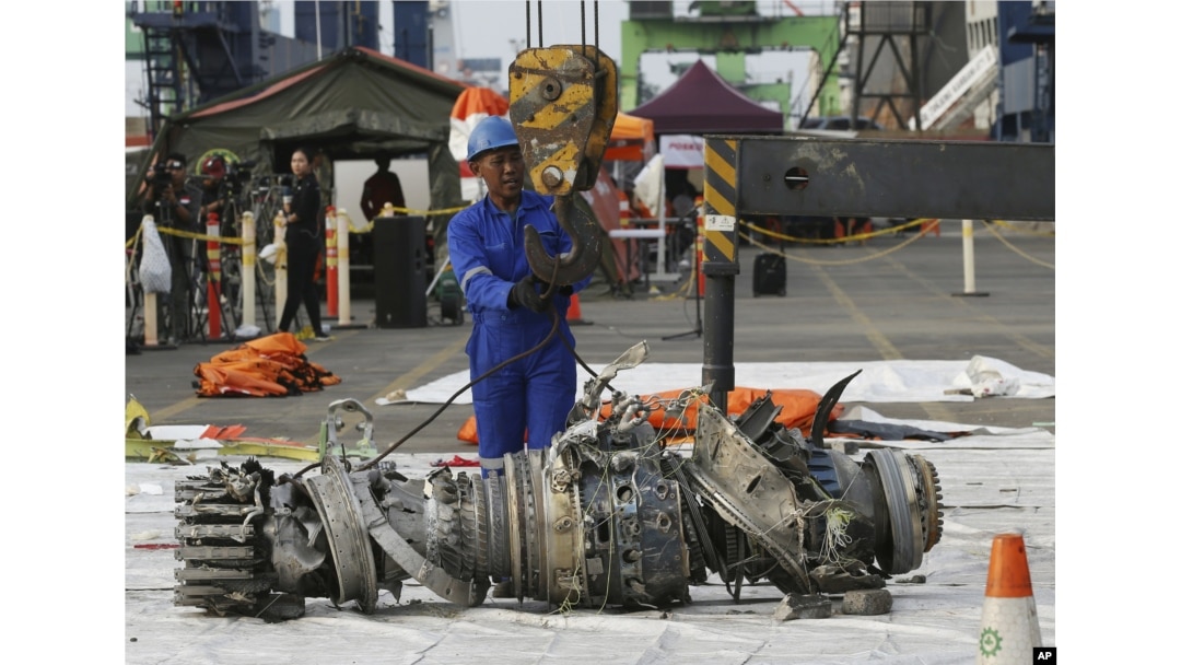 Para petugas memindahkan mesin Lion Air JT610 untuk penyelidikan di Jakarta, 4 November 2018.