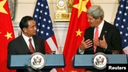 존 케리 미국 국무장관(오른쪽)과 왕이 중국 외교부장이 19일 워싱턴 국무부에서 회담했다.