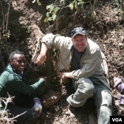 Lee R. Berger, pakar paleoantropologi AS (kanan) dan Job Kibii peneliti Afrika selatan, pada saat melakukan penggalian di situs Malapa, di Afrika selatan (foto: dok).
