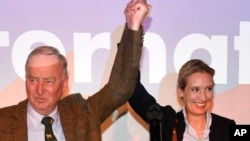 德国另类选择党（AfD）顶级候选人亚历山大·高兰（左）和爱丽丝·韦德尔在柏林举行的选举集会上与他们的支持者一起庆祝（2017年9月24日）。
