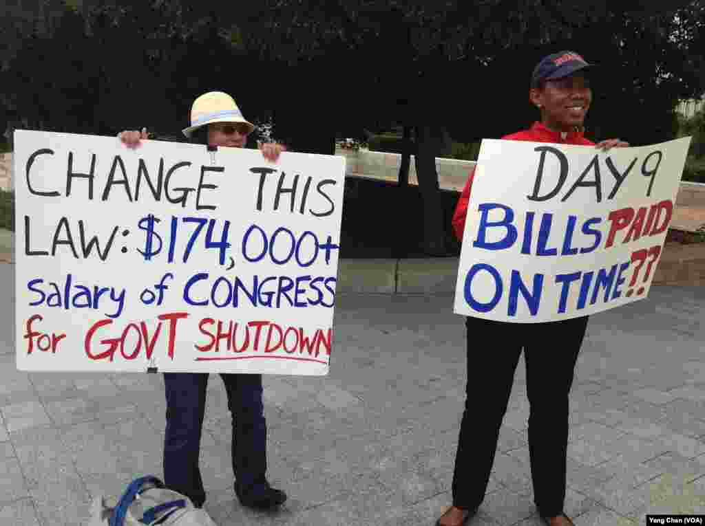 联邦政府被＂临时失业＂的雇员也到国会举牌抗议(美国之音杨晨拍摄)