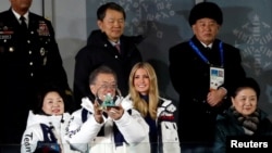 در مراسم اختتامیه المپیک زمستانی، ایوانکا ترامپ دختر و مشاور رئیس جمهوری آمریکا در کنار رئیس جمهوری کره جنوبی و ژنرال کیم یونگ چول مقام ارشد کره شمالی حضور داشت. 