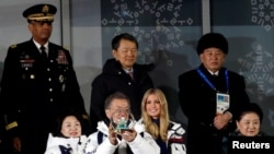刘延东（右）2018年2月25日出席平昌冬奥会闭幕式（路透社）