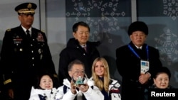 刘延东(右)2018年2月25日出席平昌冬奥会闭幕式(路透社)