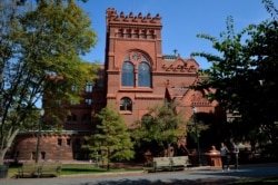 Gedung Fisher Fine Arts di kampus University of Pennsylvania di Philadelphia, Pennsylvania, AS, 25 September 2017. (Foto: REUTERS/Charles Mostoller)