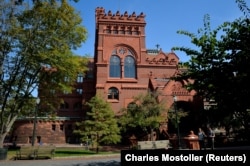 Gedung Fisher Fine Arts di kampus University of Pennsylvania di Philadelphia, Pennsylvania, AS, 25 September 2017. (Foto: REUTERS/Charles Mostoller)