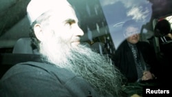 Foto tertanggal 17/4/2012 ini memperlihatkan Abu Qatada di dalam mobil usai menghadiri persidangannya di London.
