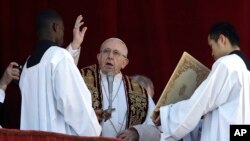 El Papa Francisco entrega la bendición del día de Navidad desde el balcón principal de la Basílica de San Pedro en el Vaticano, el martes 25 de diciembre de 2018. 