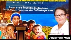 Menteri PPPA, Yohana Yembise, aalam acara Temu Nasional Forum Partisipasi Publik untuk Kesejahteraan Perempuan dan Anak (PUSPA) di Medan, Senin, 12 November 2018. (Foto: VOA/Anugerah)
