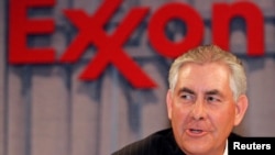 렉스 틸러슨 엑손모빌 최고경영자(CEO)가 지난 2008년 미국 텍사스주 댈러스에서 기자회견을 진행하고 있는 모습. 뒤로 엑손 로고가 보인다. 