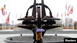 Statua ispred NATO sedišta u Briselu, Belgija.