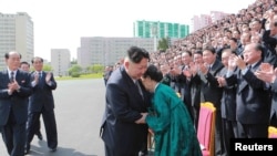 Le leader nord-coréen Kim Jong-Un lors d’une séance de photos avec les participants au septième Congrès du PTC (photo non datée fournie par KCNA le 13 mai 2016). KCNA / via Reuters