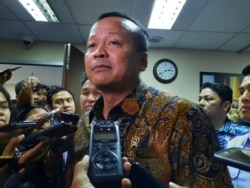 Menteri Kelautan dan Perikanan Edhy Prabowo memberikan keterangan soal sampah usai rapat koordinasi di kantor Kementerian Koordinator bidang Kemaritiman dan Investasi, Kamis, 12 Desember 2019. (Foto: VOA/Fathiyah)