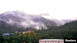 지난 2009년 8월 북한 금강산 호텔 너머로 금강산이 보인다.